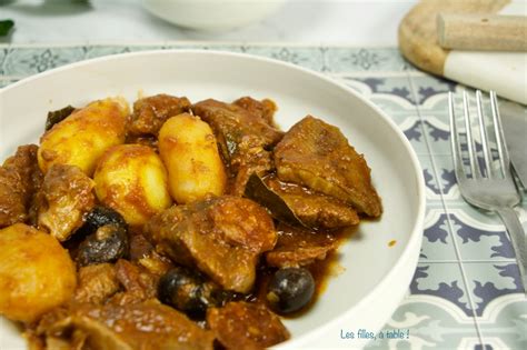 Servir le sauté de veau à la provençale